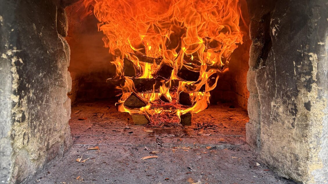 Loderndes Feuer im historischen Brotbackofen im Österreichischen Freilichtmuseum Stübing in der Steiermark. | © ÖFM-Dagmar Schwischay
