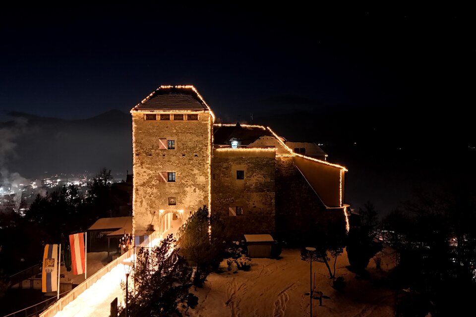 Eine festlich beleuchtete Burg bei Nacht. Die Lichter erhellen die alte Steinstruktur und schaffen eine geheimnisvolle Atmosphäre. | © Wolfgang Köllner