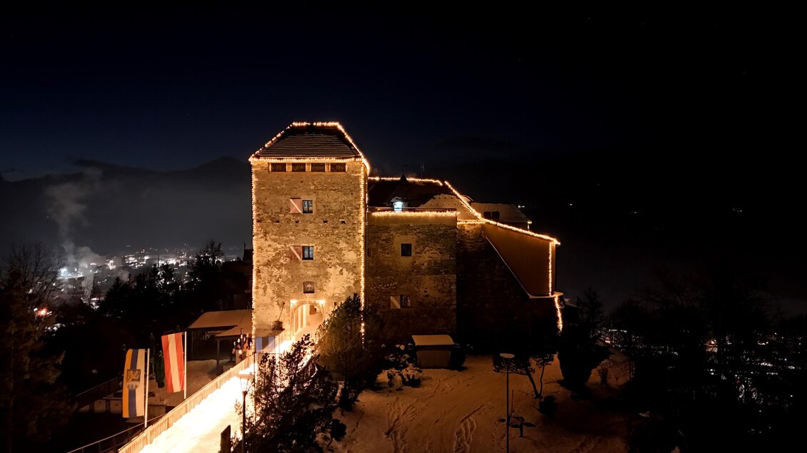 Eine festlich beleuchtete Burg bei Nacht. Die Lichter erhellen die alte Steinstruktur und schaffen eine geheimnisvolle Atmosphäre. | © Wolfgang Köllner