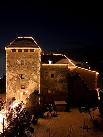 Eine festlich beleuchtete Burg bei Nacht. Die Lichter erhellen die alte Steinstruktur und schaffen eine geheimnisvolle Atmosphäre. | © Wolfgang Köllner