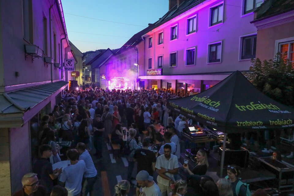 Eine lebhafte Tanzfläche mit vielen Menschen, die zu Musik tanzen. Bunte Lichter schaffen eine festliche Atmosphäre. | © Stadtgemeinde Trofaiach