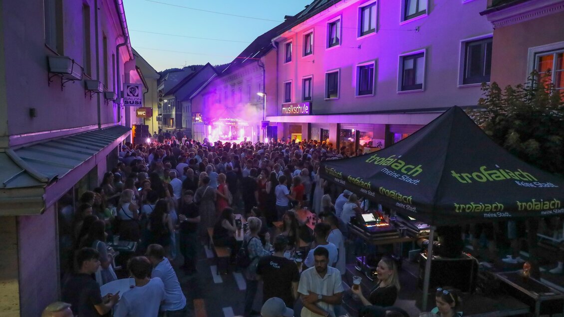 Eine lebhafte Tanzfläche mit vielen Menschen, die zu Musik tanzen. Bunte Lichter schaffen eine festliche Atmosphäre. | © Stadtgemeinde Trofaiach