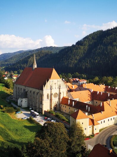 Das Bild zeigt das Stift Neuberg in der Gesamtansicht | © Naturpark Mürzer Oberland / Andreas Steininger