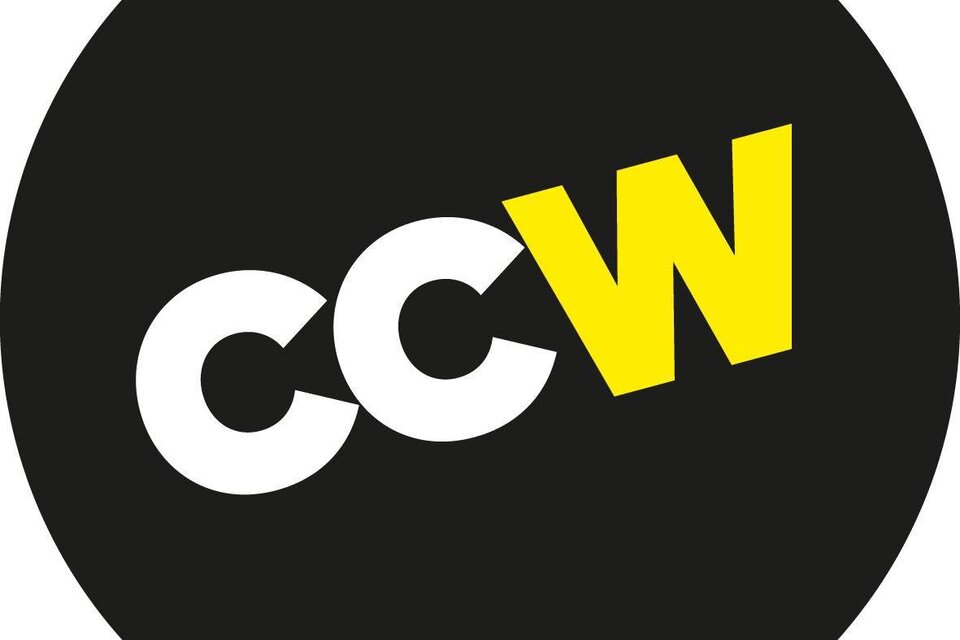Ein einfaches, modernes Logo mit den Buchstaben "CCW" in Schwarz, Weiß und Gelb. Es hat einen minimalistischen Stil und einen runden Hintergrund. | © CCW Stainach