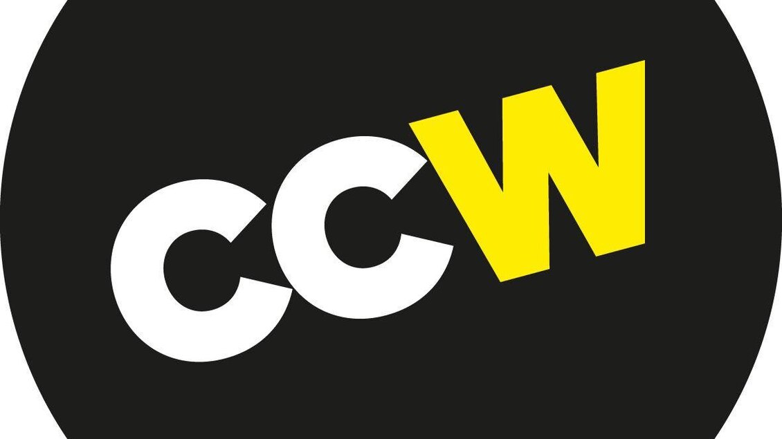 Ein einfaches, modernes Logo mit den Buchstaben "CCW" in Schwarz, Weiß und Gelb. Es hat einen minimalistischen Stil und einen runden Hintergrund. | © CCW Stainach