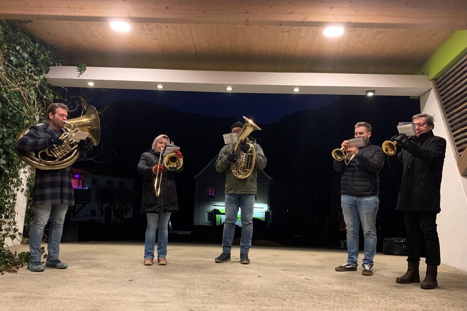 Eine Gruppe von fünf Musikern spielt Blasmusik unter einem überdachten Bereich. Es ist Nacht, und die Beleuchtung schafft eine besondere Atmosphäre. | © Karl Dobnigg