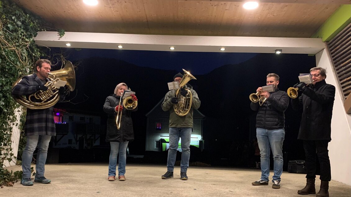 Eine Gruppe von fünf Musikern spielt Blasmusik unter einem überdachten Bereich. Es ist Nacht, und die Beleuchtung schafft eine besondere Atmosphäre. | © Karl Dobnigg