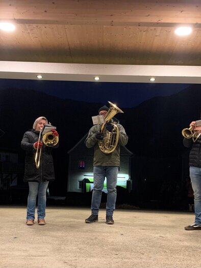 Eine Gruppe von fünf Musikern spielt Blasmusik unter einem überdachten Bereich. Es ist Nacht, und die Beleuchtung schafft eine besondere Atmosphäre. | © Karl Dobnigg