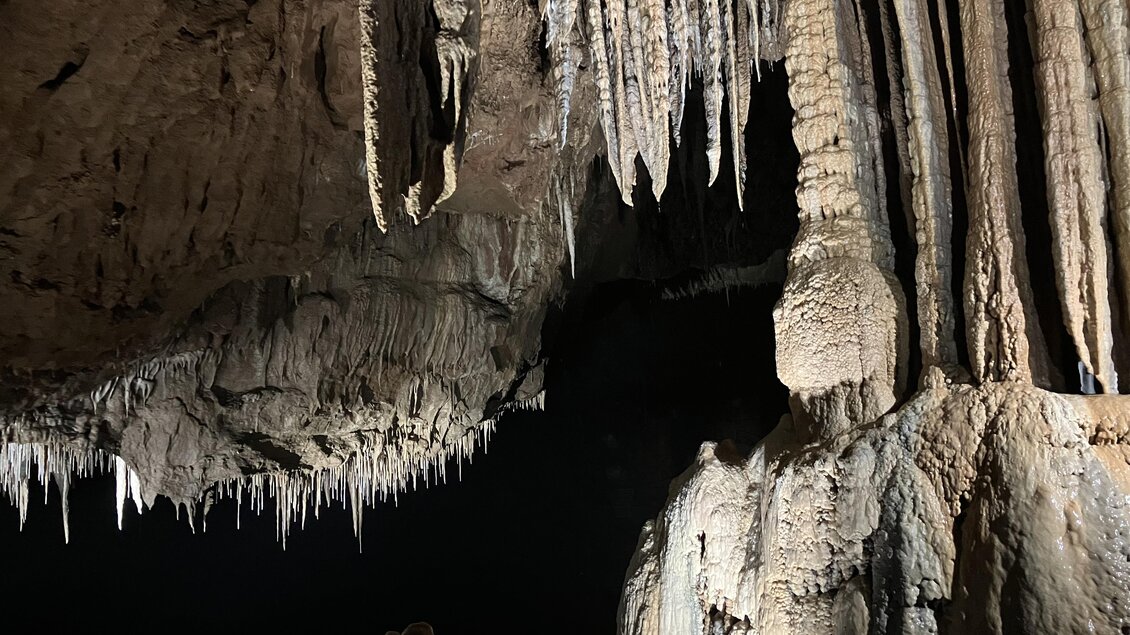 Eine unterirdische Höhle mit beeindruckenden Stalaktiten und -aglet. Die Felsen sind rau und schattig, was eine geheimnisvolle Atmosphäre schafft. | © Birgit Dietze-Mellak