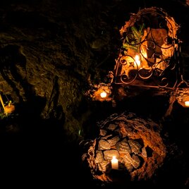 Eine gemütliche Höhle mit Kerzenlicht und dekorativen Elementen. Die Atmosphäre ist warm und einladend. | © Otto Schinnerl