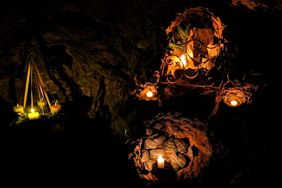 Eine gemütliche Höhle mit Kerzenlicht und dekorativen Elementen. Die Atmosphäre ist warm und einladend. | © Otto Schinnerl