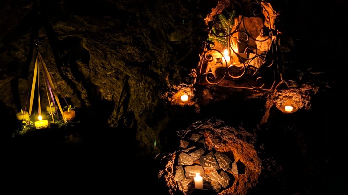 Eine gemütliche Höhle mit Kerzenlicht und dekorativen Elementen. Die Atmosphäre ist warm und einladend. | © Otto Schinnerl