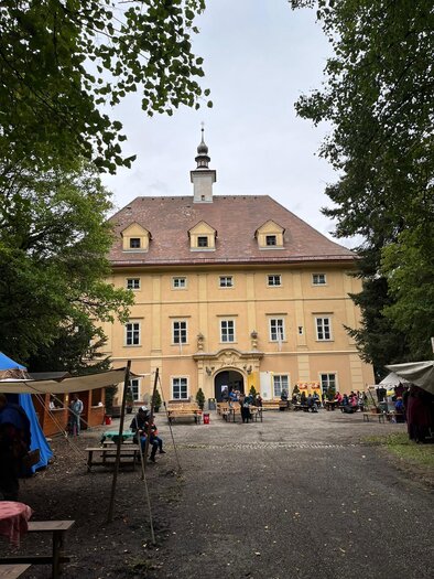 Bunte Ballons schweben am Himmel. Die Sonne strahlt im Hintergrund und verleiht der Szene eine fröhliche Stimmung. | © Erlebnisregion Murtal
