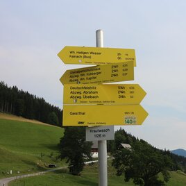 Gelbe Wanderschilder am Krautwasch auf 1126 m mit Wegweisern nach Geistthal und Deutschfeistritz. | © Heinz Kaltschmidt