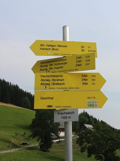 Gelbe Wanderschilder am Krautwasch auf 1126 m mit Wegweisern nach Geistthal und Deutschfeistritz. | © Heinz Kaltschmidt