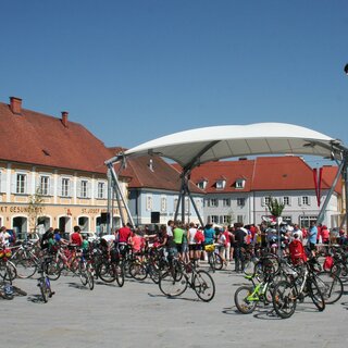 The cyclists meet at the main square in Fehring | © Stadtgemeinde Fehring