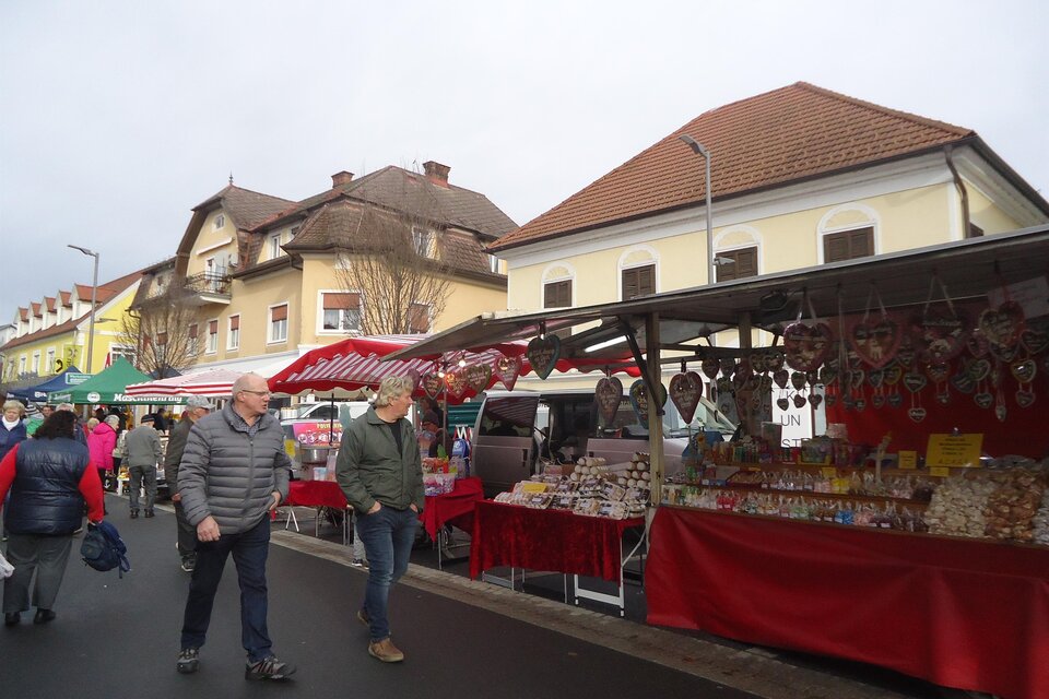 Ein Markt mit bunten Ständen und Besuchern auf der Straße. Es sind verschiedene Waren und Lebensmittel ausgestellt. | © Marktgemeinde Gnas