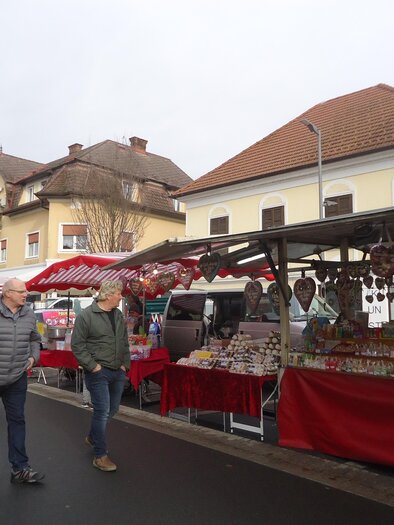 A market with colorful stalls and visitors on the street. Various goods and food items are displayed. | © Marktgemeinde Gnas