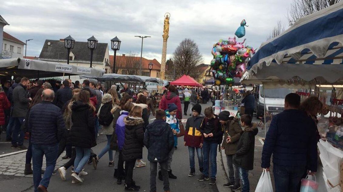Ein belebter Markt mit vielen Menschen und Verkaufsständen. Luftballons in bunten Farben sind ebenfalls zu sehen. | © Marktgemeinde Gnas