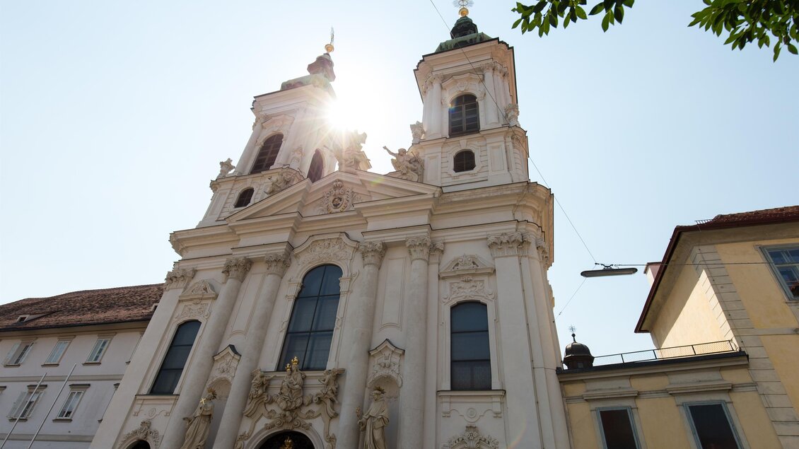 Eine beeindruckende Kirche mit zwei Türmen, die im Sonnenlicht erstrahlt. Der Himmel ist klar und blau. | © Harry Schiffer