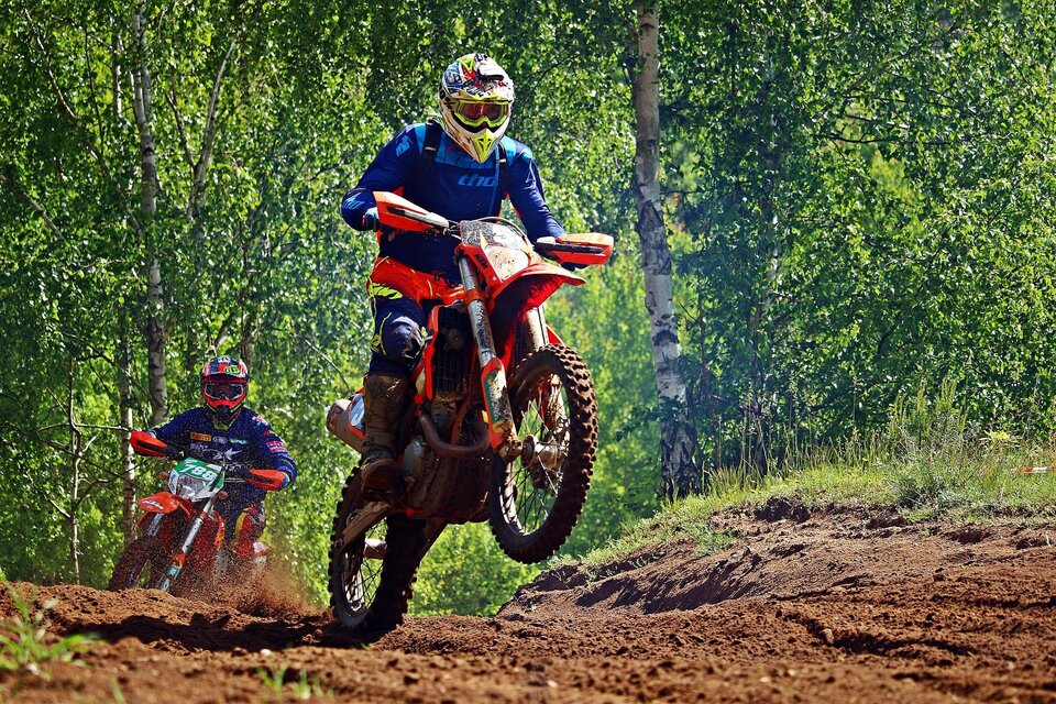 Zwei Motorradfahrer im Gelände fahren auf einem staubigen Pfad. Bäume umgeben die Strecke und die Fahrer tragen Schutzkleidung. | © pixabay.com