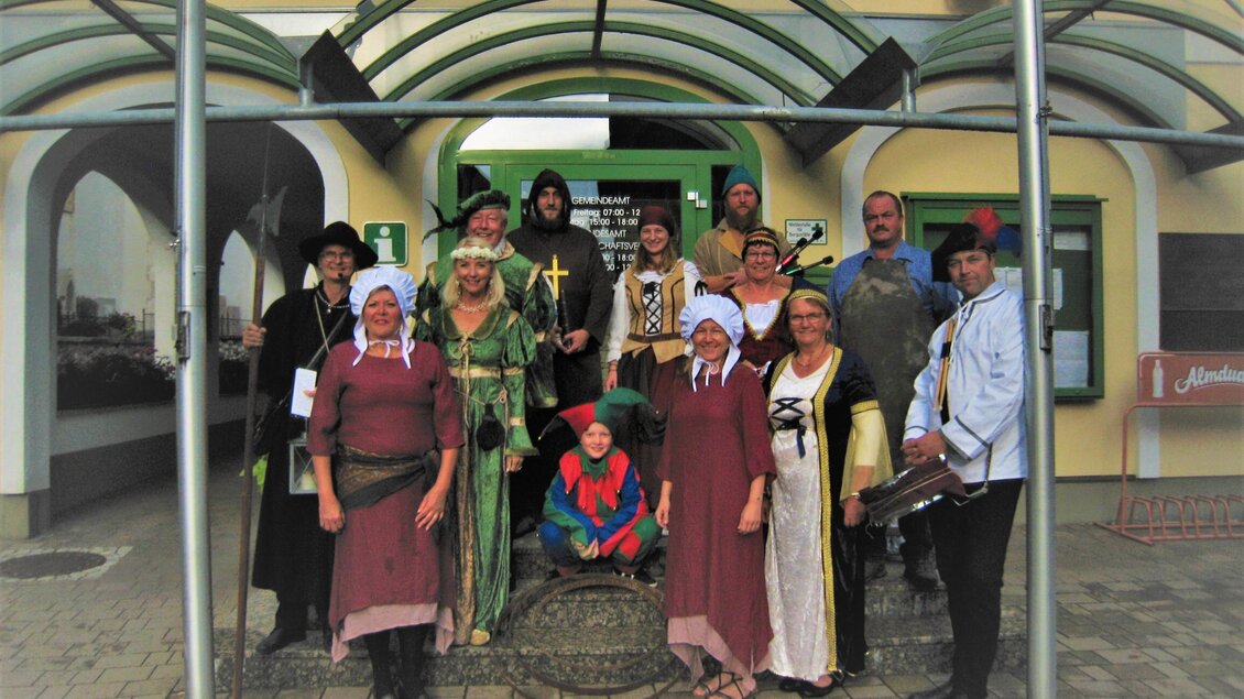 Eine Gruppe von Menschen in historischen Kostümen steht vor einem Gebäude. Sie lächeln und posieren gemeinsam für ein Foto. | © © Kurverwaltung Aflenz