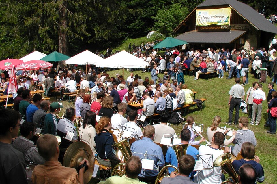 Kirtagsbesucher beim Essen, trinken, verweilen. | © Manfred Polansky