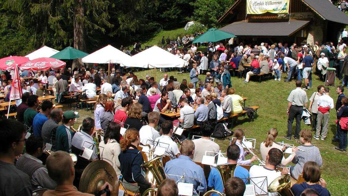 Kirtagsbesucher beim Essen, trinken, verweilen. | © Manfred Polansky