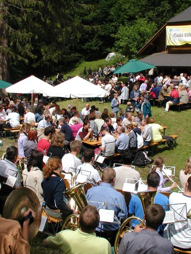 Kirtagsbesucher beim Essen, trinken, verweilen. | © Manfred Polansky