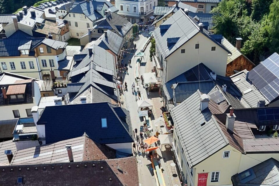 <p>Blick von oben auf die belebte Ischlerstraße in Bad Aussee.</p> | © TVB Ausseerland- Salzkammergut_Nathalie Schröttenhamer