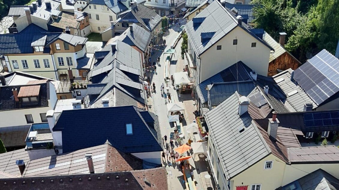 <p>Blick von oben auf die belebte Ischlerstraße in Bad Aussee.</p> | © TVB Ausseerland- Salzkammergut_Nathalie Schröttenhamer