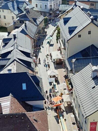 <p>View from above of the bustling Ischlerstraße in Bad Aussee.</p> | © TVB Ausseerland- Salzkammergut_Nathalie Schröttenhamer