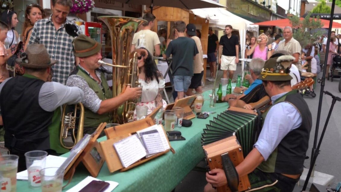 In der Ischlerstraße in Bad Aussee findet das "Ischlerstrassenfest" statt. Es gibt Speis und Trank, dazu gute Musik. | © D'Ischlerstrassler