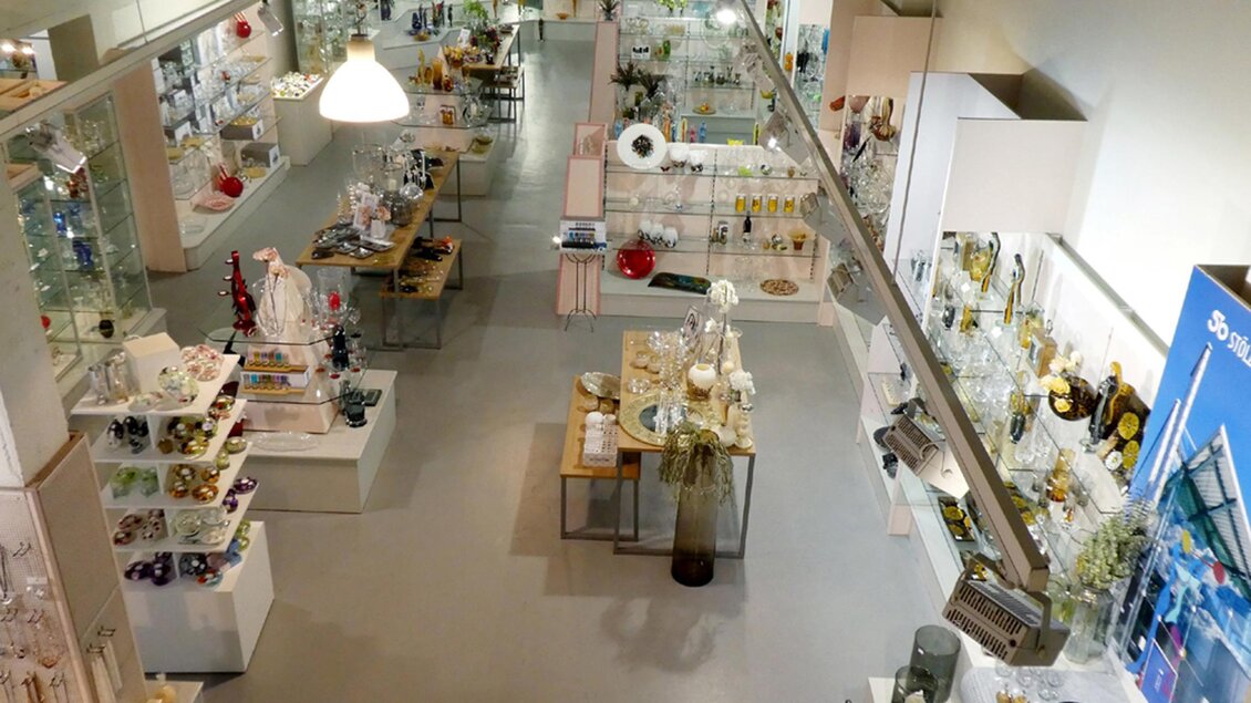 Ein moderner Verkaufsraum mit vielen Regalen voller Glaswaren und Dekorationsartikeln. Die Beleuchtung ist hell und der Raum wirkt einladend. | © Glasmuseum Bärnbach, Zvonka Pozun
