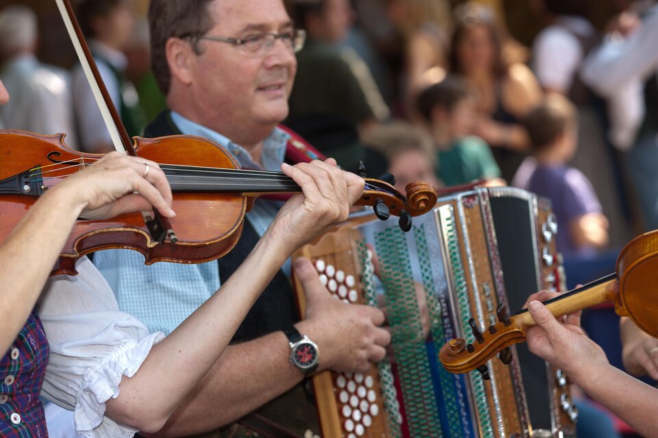 Musiker spielen im Volkshaus Köflach auf Geigen und einer steirischen Harmonika. | © Region Graz-Harry Schiffer