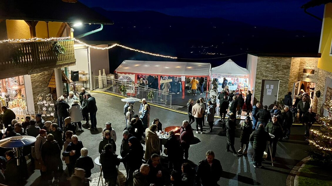 Eine lebhafte Veranstaltung mit vielen Menschen in Abendkleidung. Stände und Festzelte sind dekoriert und es herrscht eine festliche Atmosphäre. | © Brennerei Kainer