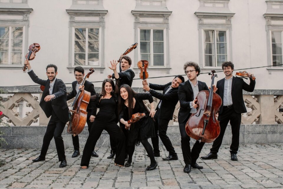 Kammermusik-Ensemble mit Geigen und Celli posiert im Innenhof in Graz beim Festival-Jubiläum. | © Marija Jancic