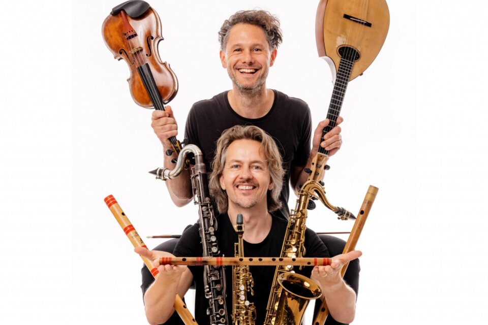 Zwei Musiker mit Geige, Mandoline, Saxophon, Klarinette und Flöten in der Wagenremise Schloss Piber, Steiermark. | © Wolfgang Spekner