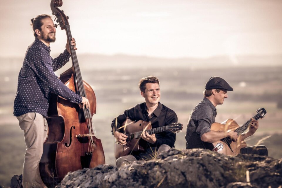 Drei Musiker spielen Kontrabass und Gitarren beim Kammermusikfestival in Graz mit Blick auf die Landschaft. | © Christoph Lehner