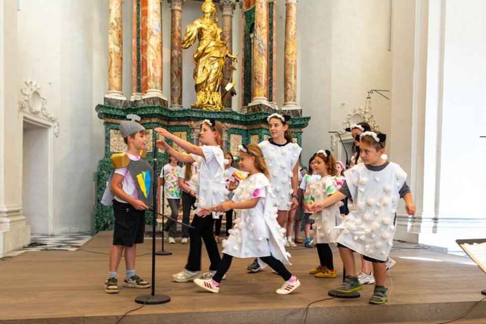 Kinder führen während der Kindermusicalwoche der Grazer Dommusik ein Musical im Grazer Dom auf. | © Christian Brunnthaler