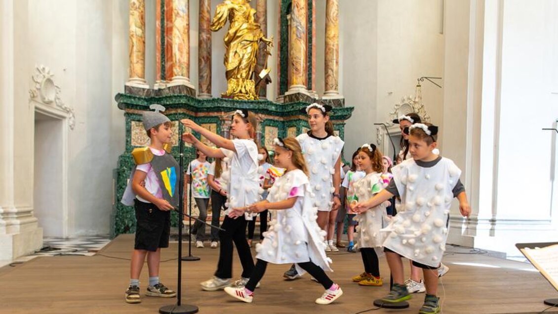 Kinder führen während der Kindermusicalwoche der Grazer Dommusik ein Musical im Grazer Dom auf. | © Christian Brunnthaler