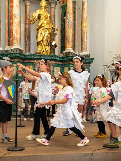 Kinder führen während der Kindermusicalwoche der Grazer Dommusik ein Musical im Grazer Dom auf. | © Christian Brunnthaler