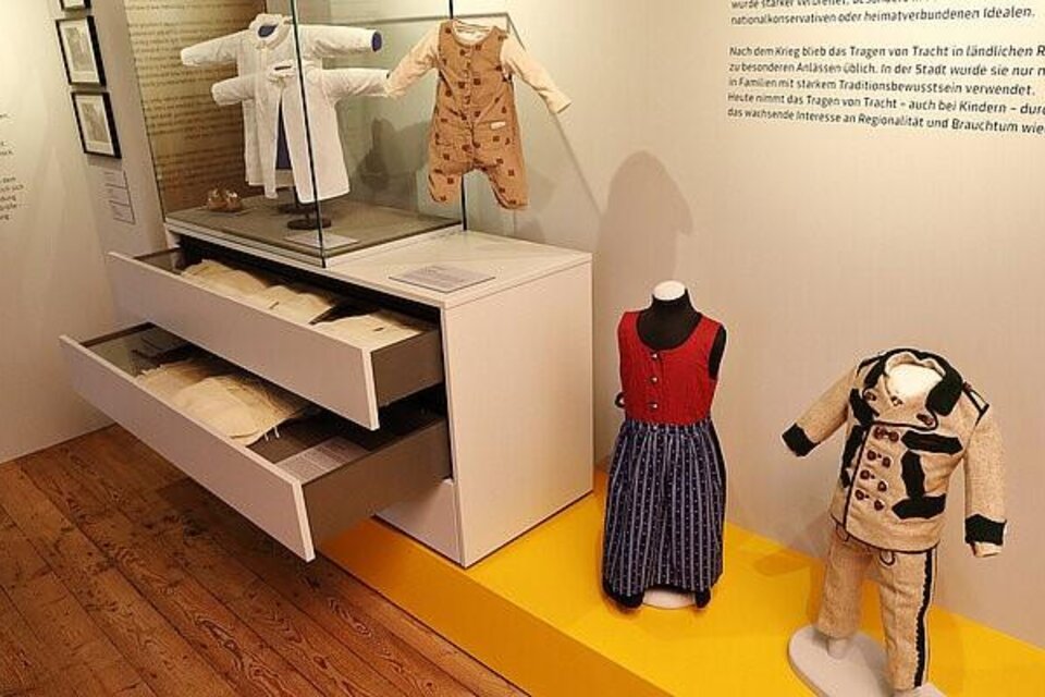 Zwei Kinder-Kleiderstücke aus der früheren Zeit | © Universalmuseum Joanneum/J.J. Kucek