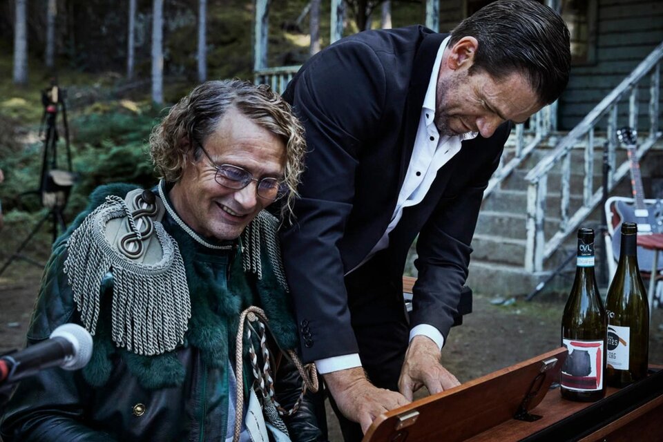 Zwei Männer sitzen und stehen spielend am Klavier im Freien, ein Film im Polsterlkino in Ligist. | © SWR