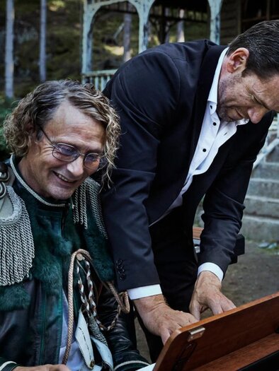 Zwei Männer sitzen und stehen spielend am Klavier im Freien, ein Film im Polsterlkino in Ligist. | © SWR