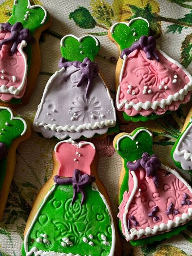 Bunt verzierte Lebkuchen in Form von Dirndl | © Singkreis Krieglach