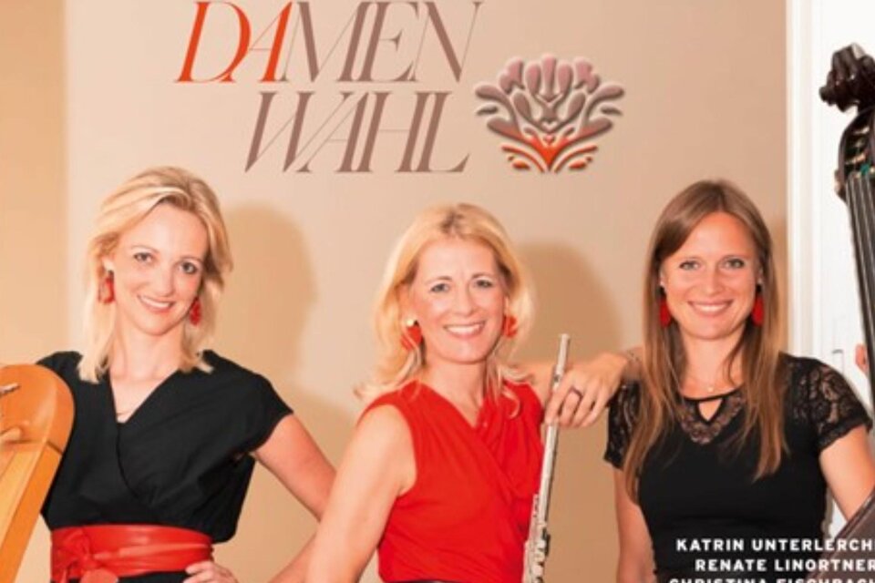 Drei Musikerinnen von Damenwahl mit Instrumenten bei einem Auftritt auf Burg Rabenstein. | © Damenwahl
