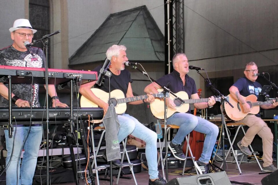 Vier Musiker von Grodaus! & deZwa bei einem Livekonzert mit Gitarren und Keyboard in Kalsdorf bei Graz. | © Kleine Zeitung
