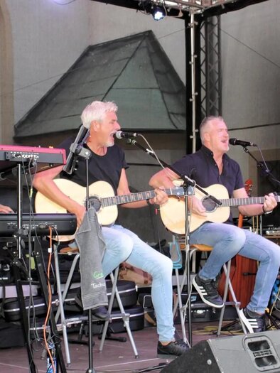 Vier Musiker von Grodaus! & deZwa bei einem Livekonzert mit Gitarren und Keyboard in Kalsdorf bei Graz. | © Kleine Zeitung