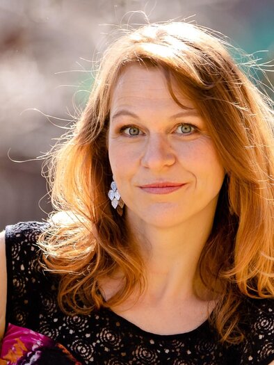Portrait of the soprano Dorit Machatsch next to a tree outdoors. | © Samo Juwan